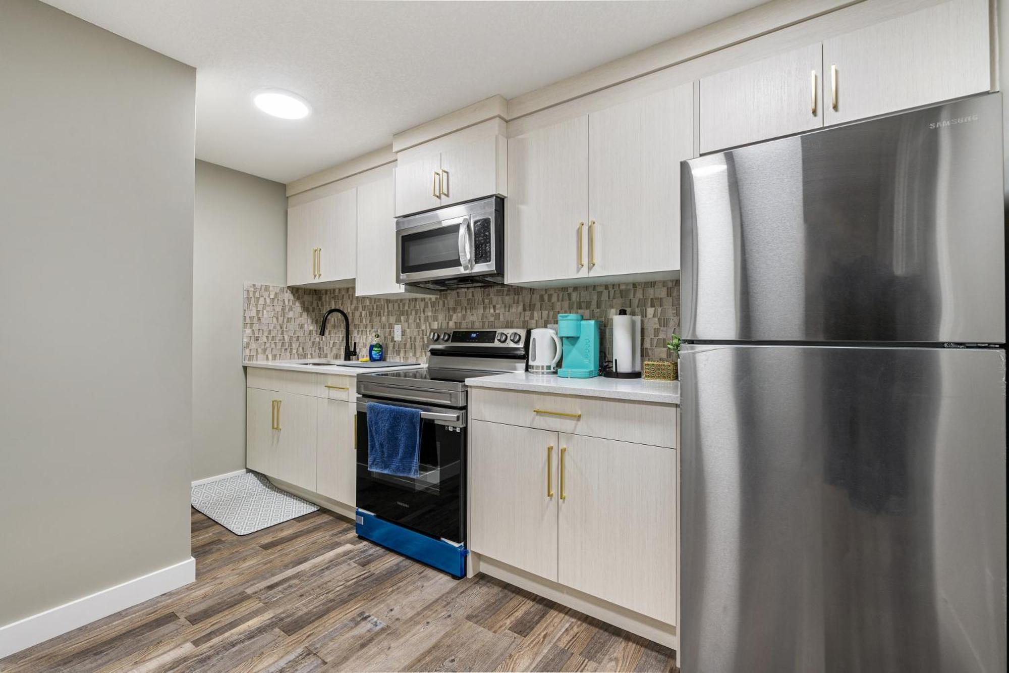 Modern 2 Bedroom Basement Suite With Laundry Calgary Exterior photo
