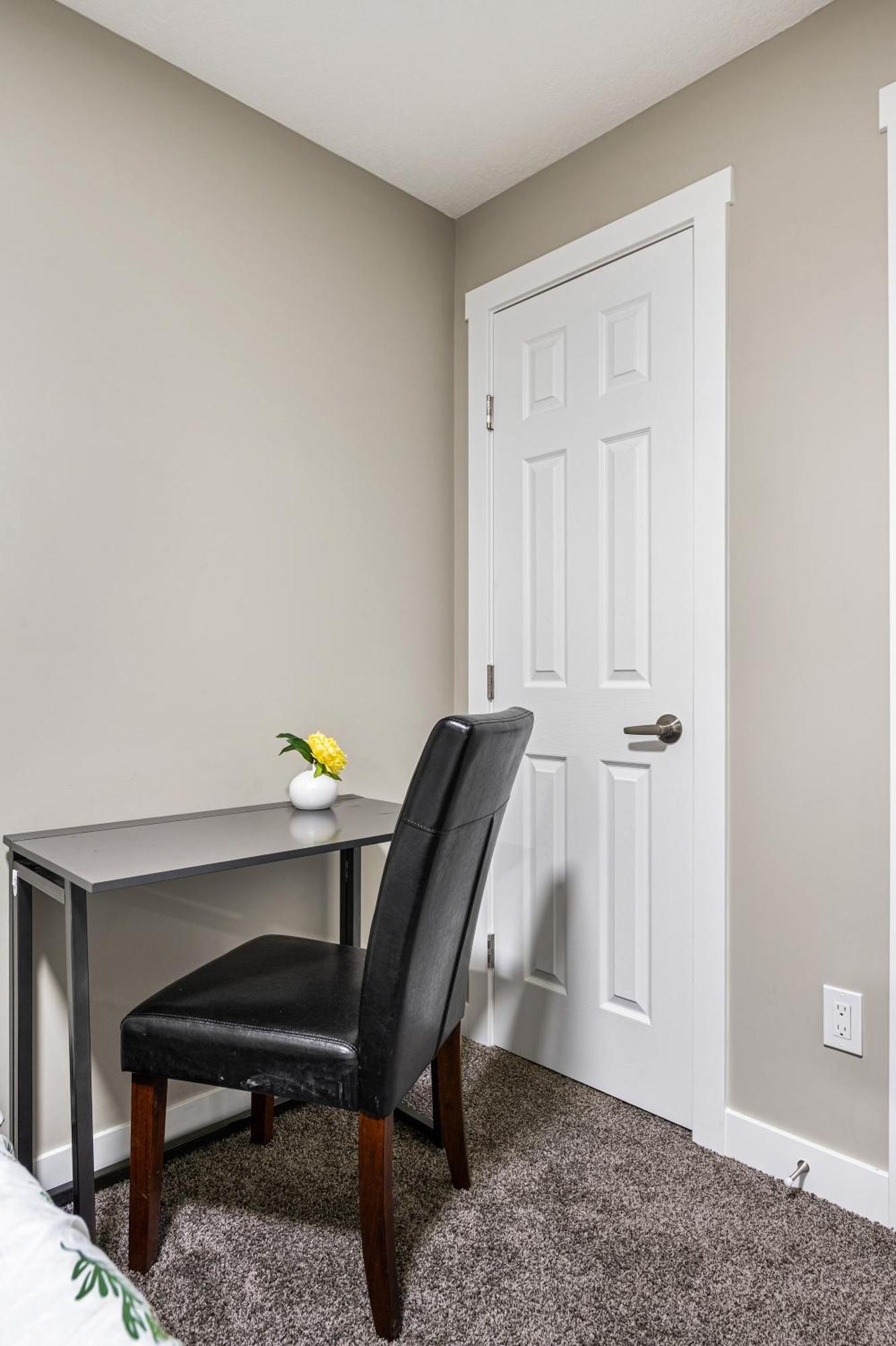 Modern 2 Bedroom Basement Suite With Laundry Calgary Exterior photo