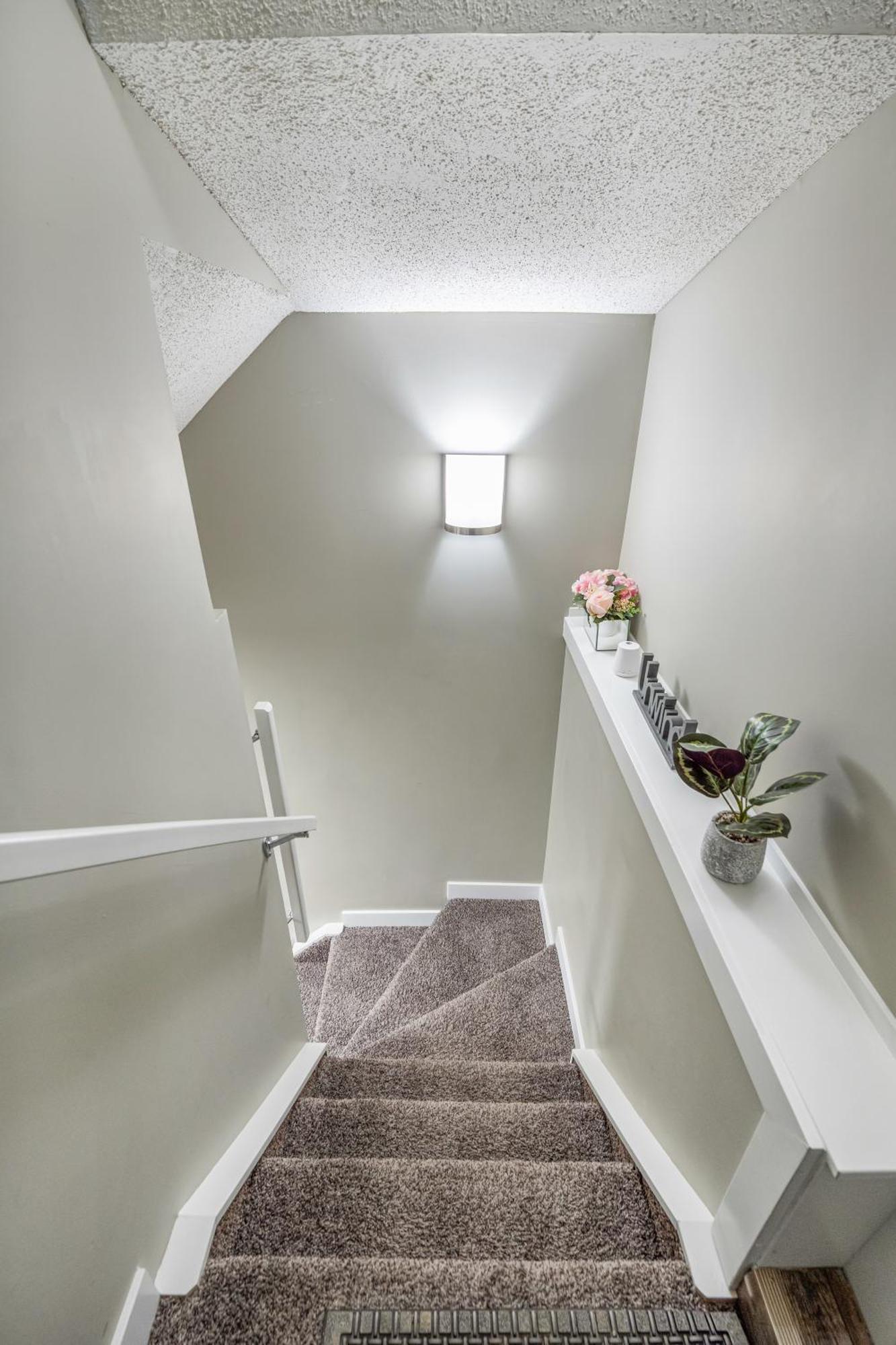 Modern 2 Bedroom Basement Suite With Laundry Calgary Exterior photo